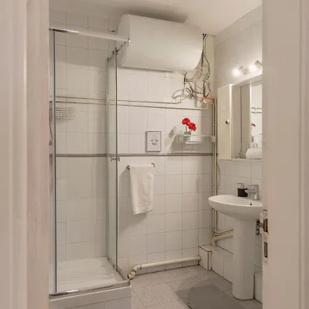 Ally's Bed&breakfast, Allotjament i esmorzar 2*